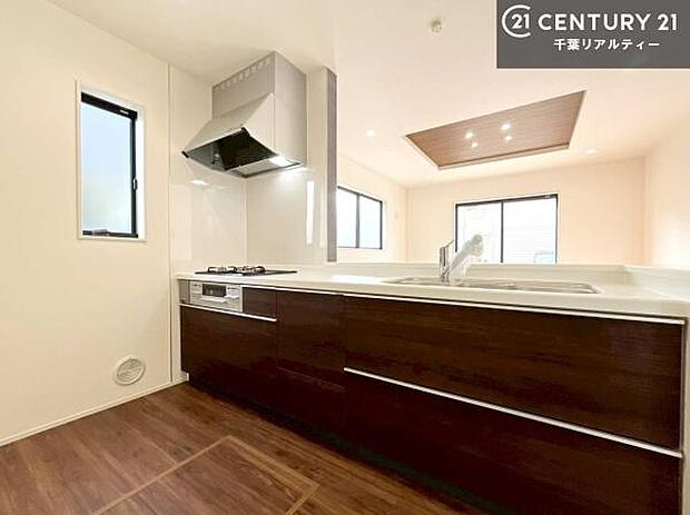 大人気の対面式システムキッチンを採用しています!ご家族のコミュニケーションが自然と増える設計です。お子様にも目が届くので嬉しいですね。広々使えて快適に作業が進みます。