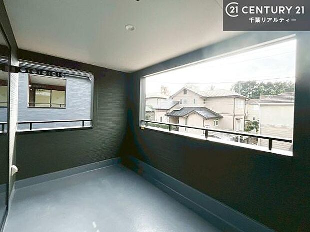 インナーバルコニー!屋根が付いているので、急に雨が降っても濡れにくく安心!強い日差しもカットしてくれるので、お天気の良い日は、お外へ出て深呼吸するのもよさそうです!