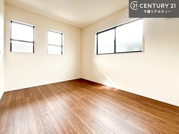 2面採光を確保した明るい室内は、風通しも良く、明るく大変居心地の良い空間となっております。リラックスして過ごせる心地の良いお部屋です!朝の目覚めがスッキリしますね!