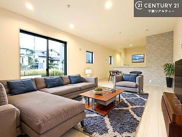 家具はCGパースです。開放感のある広々LDK!ソファーやダイニングテーブルを置いても窮屈にならないので快適に過ごせます!コミュニケーションが取りやすいリビングです!