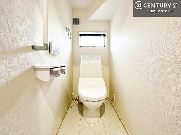 1・2階にトイレがございます!朝の忙しい時間帯も待たずにすみそうですね。白を基調とした清潔感のあるトイレでお手入れがしやすいです!