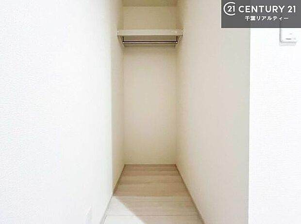 廊下収納がございます!帰宅時にコートを部屋に持ち込まずに済むのでウイルスや花粉対策にもってこいですね!