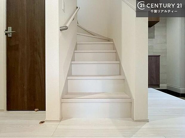 階段は明るく手摺りもついています。お子様やご年配の方も安心してご利用頂けますね。