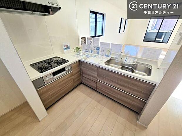 作業がしやすいシステムキッチンです!収納がたくさん付いているので、調理スペースに物を置かなくて済むので、広々使えて、快適に作業ができます!