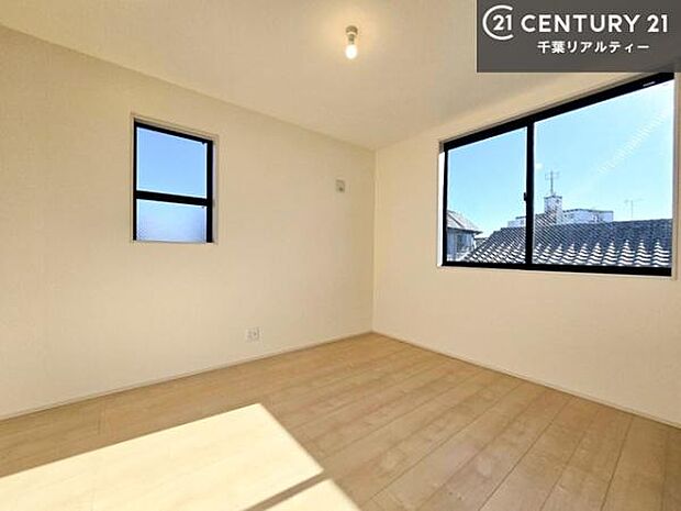 洋室は子供部屋や寝室、色々と用途多彩に利用できますね。収納力もたっぷりなので、広々気持ちよく過ごすことができます。