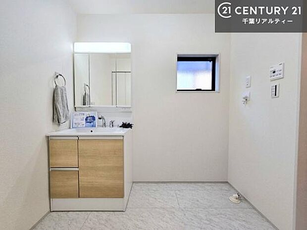 小窓付きの明るい洗面室です!湿気もすぐに入れ替えができて清潔に保つことができます!自然光が差し込むのでお化粧の仕上がりも良くなりますね!