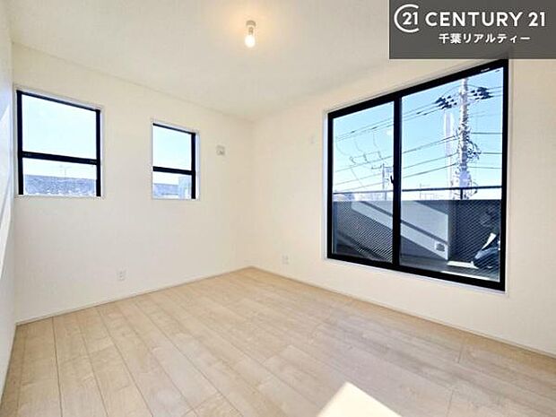 バルコニーに面している洋室です。明るく温もりがあり、換気もしっかりできます!朝起きて、外に出て背伸びをしつつ深呼吸をし良い朝を迎え入れることができます。