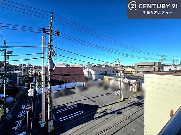 晴れた日には青い空を見渡せる開放的な時間を楽しめます。気持ちの良い風が通り抜ける街並みです!