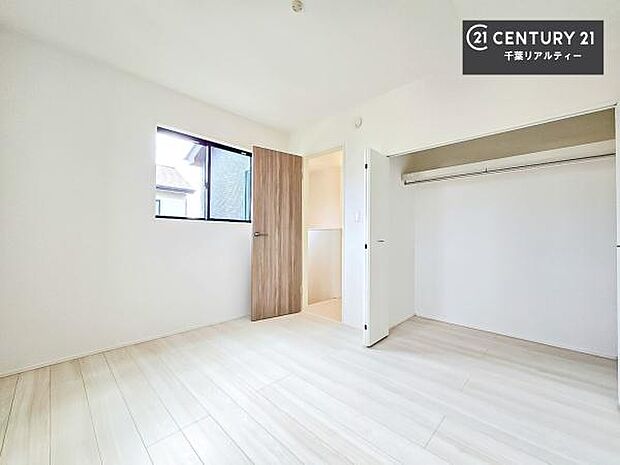 収納スペースを完備しており、衣類やおもちゃ、学用品などをすっきり整理できます。お部屋を広く使えるため、快適で整った住空間を実現します。