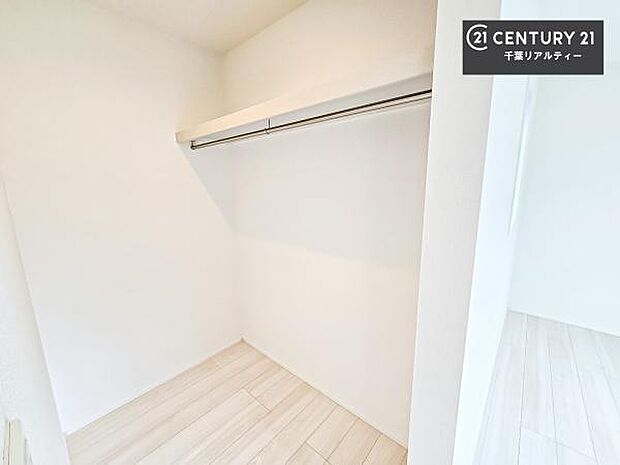 ウォークインクローゼット付きです。たくさんのお洋服などを収納しておけそうですね！他にも扇風機や加湿器など季節物の大きな家電も収納できます。