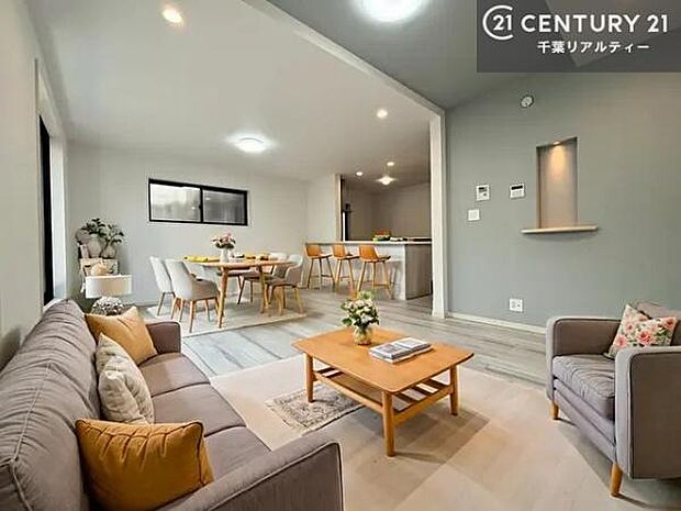 家具はCGパースです。開放感のある広々LDK！ソファーやダイニングテーブルを置いても窮屈にならないので快適に過ごせます！コミュニケーションが取りやすいリビングです！