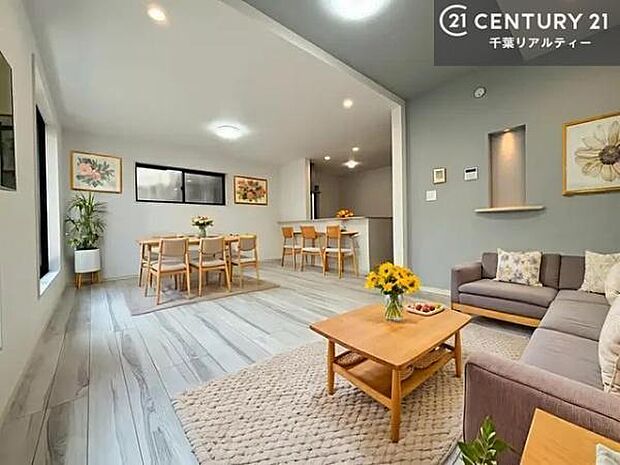 家具はCGパースです。開放感のある広々LDK！ソファーやダイニングテーブルを置いても窮屈にならないので快適に過ごせます！コミュニケーションが取りやすいリビングです！