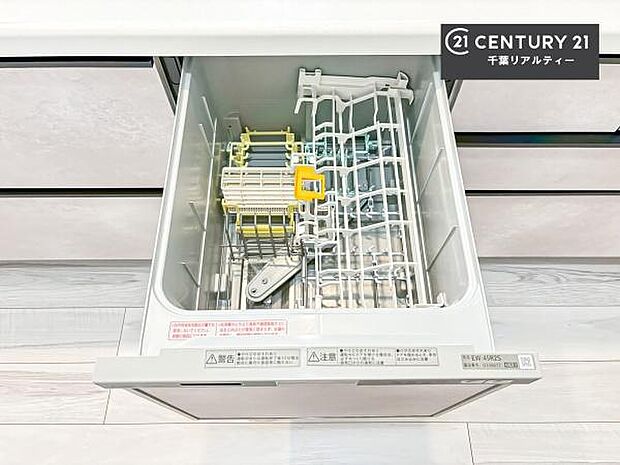 食洗機付きのキッチンです！忙しい時や手荒れ防止として大変活躍する便利な仕様です！ビルトインなのでキッチンの場所を取らず調理スペースを広く使うことが出来ます！