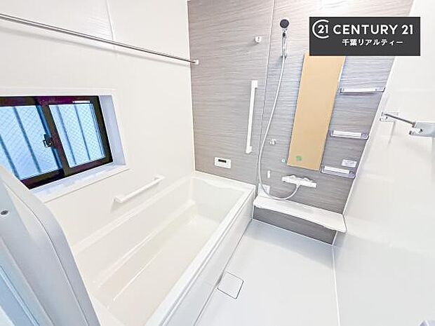 広々バスで一日の疲れをリフレッシュ。足が伸ばせるので、浴槽にもゆったりと浸かれますね！毎日のバスタイムが楽しみになります。