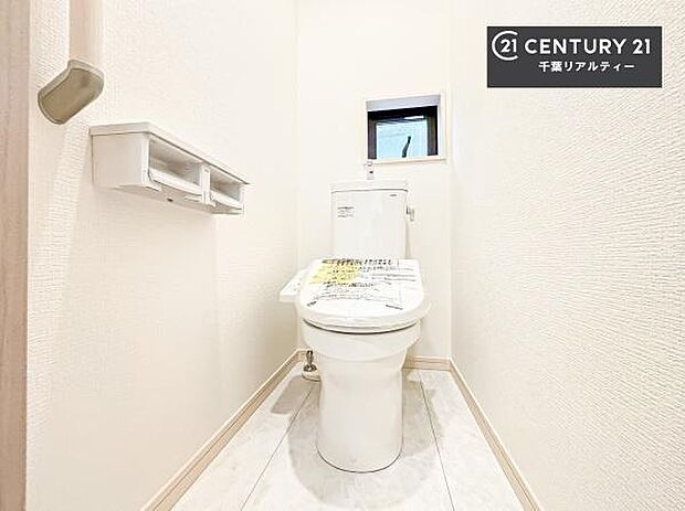 温水洗浄便座につき、冬場は便座が暖かくできるので冷たい便座に座らずに済む嬉しい仕様です！グレーの壁紙が落ち着きを演出する、おしゃれなトイレです。