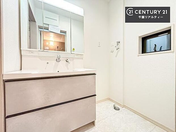 三面鏡仕様の洗面所は、身だしなみがしやすい造り！裏は収納になっています。ドライヤーやお化粧道具を片付けられるので洗面台周りをスッキリと見せることが出来ます！