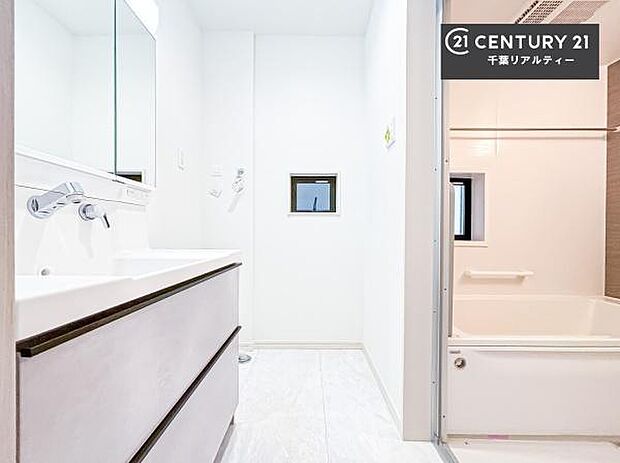 身なりを整える洗面所は、清潔感が大事です！水周りの清潔感のある雰囲気を演出！気持ちよくお使いいただけます。