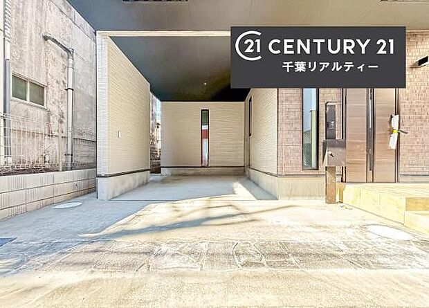 ゆったりとした駐車スペースなのでお車の運転が苦手な方も安心して車庫入れができます。自転車を置くスペースもしっかりあるので安心ですね！