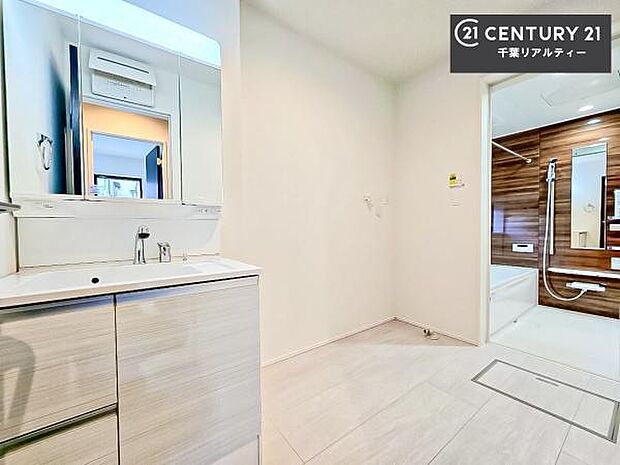 三面鏡仕様の洗面所は、身だしなみがしやすい造り!裏は収納になっています。ドライヤーやお化粧道具を片付けられるので洗面台周りをスッキリと見せることが出来ます!