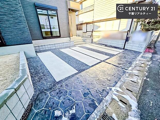 駐車スペースは2台分あります!セカンドカーはもちろん、バイクや自転車なども置き場所に困りません。(車種によります。)