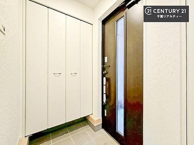 シューズボックス付きなので、玄関が片付きお掃除がしやすいです!スッキリした玄関で戸を開けた瞬間、清潔感のある心地いい空間が出迎えてくれます。