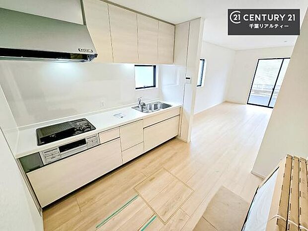 壁付けキッチンを採用することで、リビング・ダイニングを広く使える間取りになっています。