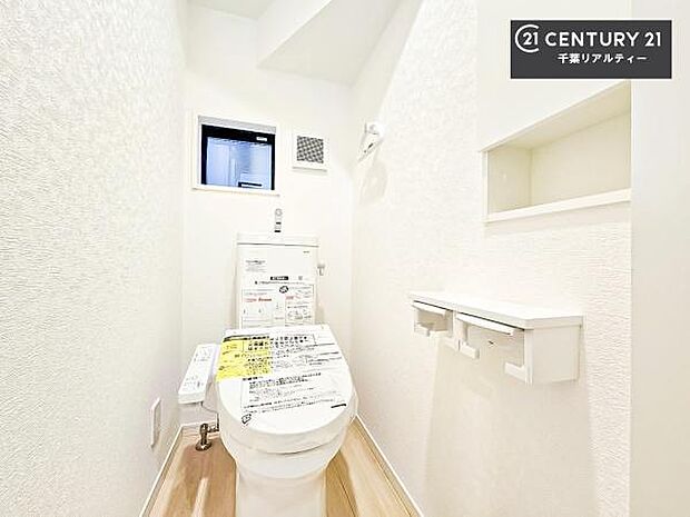 1・2階にトイレがございます!朝の忙しい時間帯も待たずにすみそうですね。白を基調とした清潔感のあるトイレでお手入れがしやすいです!