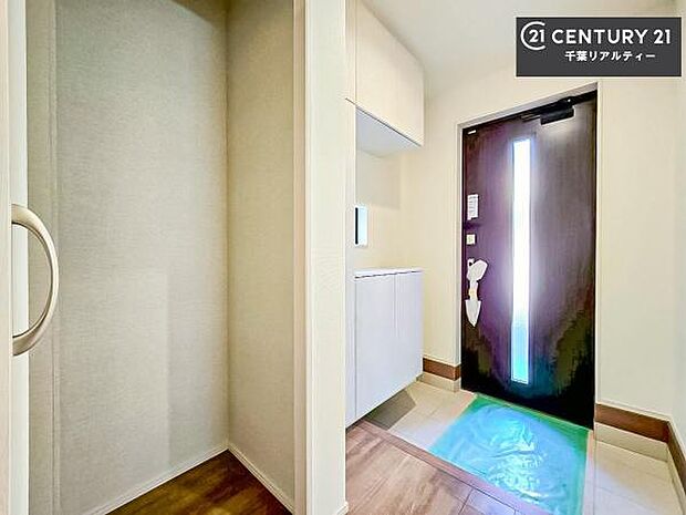 疲れて帰ってきても、ただいま!を言いたくなる、優しく迎え入れてくれる空間になっています。明るく温もり溢れる玄関です!