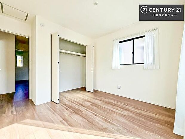 収納スペースがついています!居室をスッキリ整頓する事ができますね。家具を選ばないシンプルなデザインの為、家具を選ばずお気に入りの空間作りができそうですね。