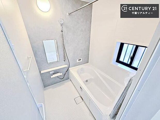 落ち着きある大人の雰囲気のバスルームは、味が出ていてバスタイムが充実!お仕事頑張っているご褒美にお好みの匂いの入浴剤を入れて、楽しんでみてはいかがでしょうか?