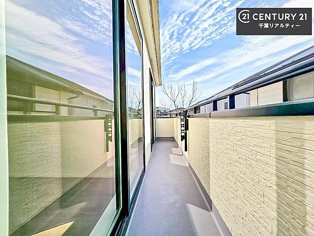 陽当たり良好なバルコニーです!晴れた日には青い空を見渡せる開放的な時間を楽しめます。