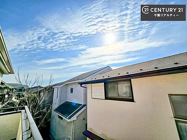 落ち着きある住宅街です!周囲には高い建物がなく、空が広く開放感があり、陽当たりを大きく遮られることもありません!気持ちの良い風が通り抜ける街並みです!