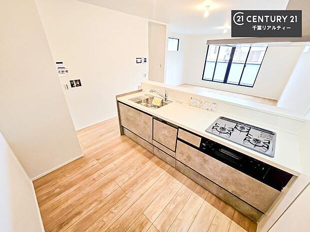 大人気の対面式システムキッチンを採用しています!ご家族のコミュニケーションが自然と増える設計です。お子様にも目が届くので嬉しいですね。広々使えて快適に作業が進みます。