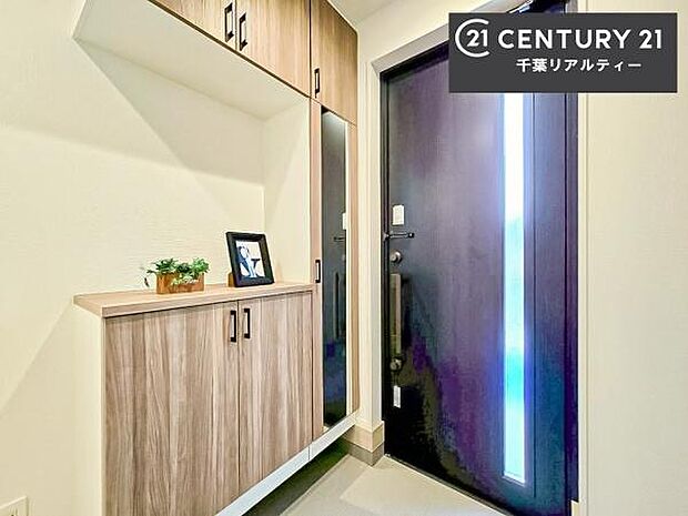 【他号棟】シューズボックス付きなので、玄関が片付きお掃除がしやすいです!スッキリした玄関で戸を開けた瞬間、清潔感のある心地いい空間が出迎えてくれます。