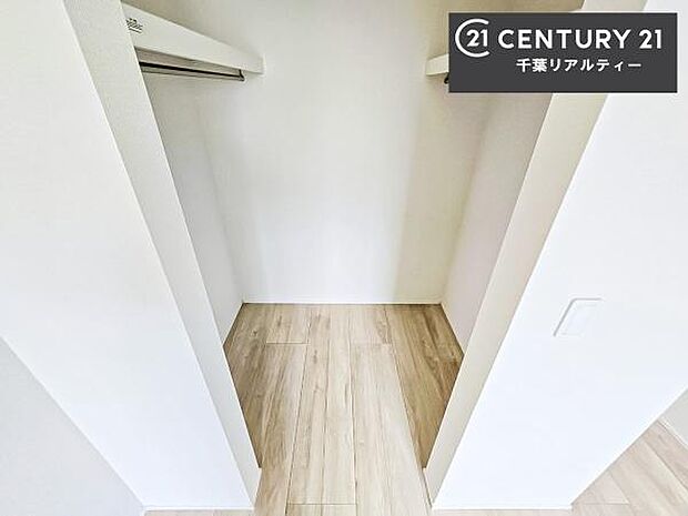 【他号棟】ウォークインクローゼット付きです。たくさんのお洋服などを収納しておけそうですね!他にも扇風機や加湿器など季節物の大きな家電も収納できます。