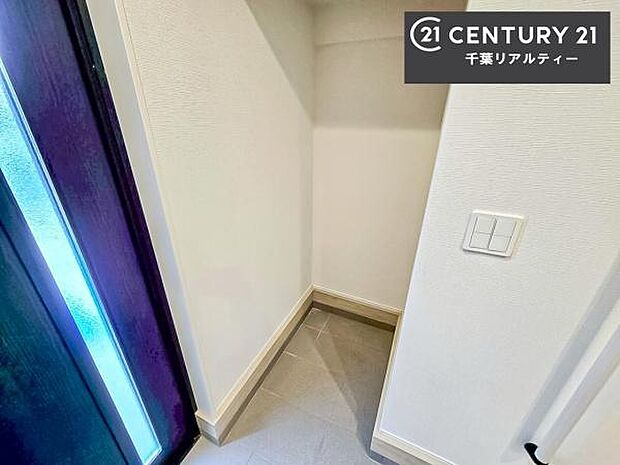 【他号棟】玄関収納に!ベビーカーや折り畳み自転車の収納に便利!傘置も置けて用途多彩に利用が出来ますね!玄関周りがスッキリ!