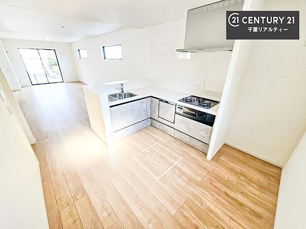 ゆとりある調理スペースで作業がしやすい快適なキッチンです!お子様と一緒にお菓子造りも楽しめる広々スペースです。楽しい調理時間になりそうですね!