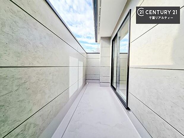 広々としたバルコニーで一日の始まりをスタート!お洗濯ものをたっぷり気持ちよく干せます!