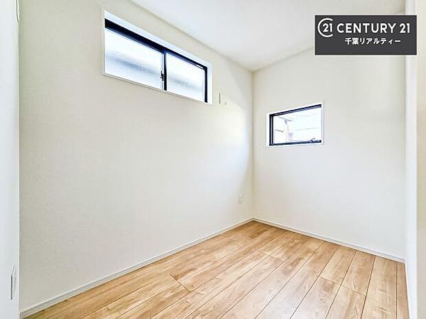 2面採光を確保した明るい室内は、風通しも良く、明るく大変居心地の良い空間となっております。リラックスして過ごせる心地の良いお部屋です!朝の目覚めがスッキリしますね!