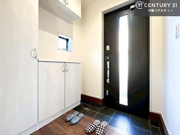 シューズボックス付きなので、玄関が片付きお掃除がしやすいです!スッキリした玄関で戸を開けた瞬間、清潔感のある心地いい空間が出迎えてくれます。