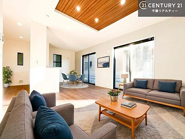 家具はCGパースです。心地良いリビングは家族が自然と集まります。家族団欒の時間が増えそうです。ご家族と、より一層充実した時間を過ごせそうですね。