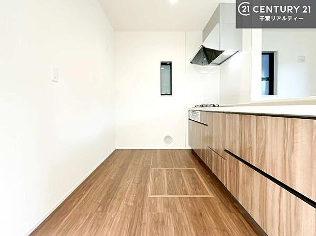 ゆとりある調理スペースで作業がしやすい快適なキッチンです!お子様と一緒にお菓子造りも楽しめる広々スペースです。楽しい調理時間になりそうですね!