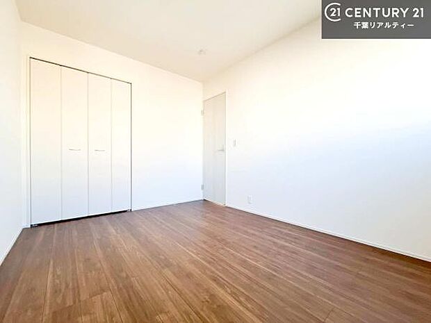 収納スペースを完備しており、衣類やおもちゃ、学用品などをすっきり整理できます。お部屋を広く使えるため、快適で整った住空間を実現します。