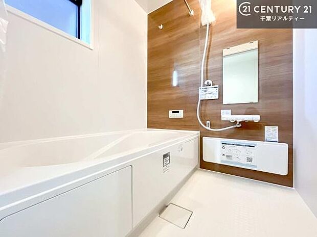 落ち着きある大人の雰囲気のバスルームは、味が出ていてバスタイムが充実!お仕事頑張っているご褒美にお好みの匂いの入浴剤を入れて、楽しんでみてはいかがでしょうか?