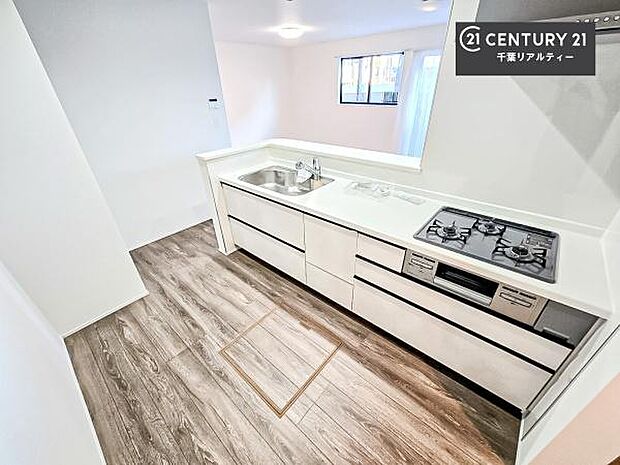 大人気の対面式システムキッチンを採用しています!ご家族のコミュニケーションが自然と増える設計です。お子様にも目が届くので嬉しいですね。広々使えて快適に作業が進みます。