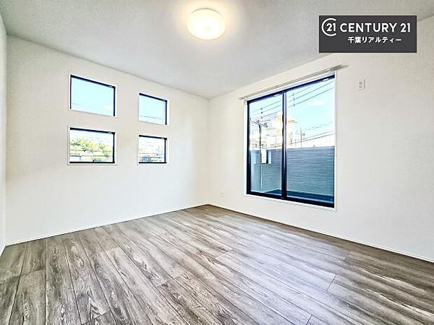 バルコニーに面している洋室です。明るく温もりがあり、換気もしっかりできます!朝起きて、外に出て背伸びをしつつ深呼吸をし良い朝を迎え入れることができます。