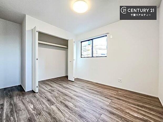 収納スペースがついています!居室をスッキリ整頓する事ができますね。家具を選ばないシンプルなデザインの為、家具を選ばずお気に入りの空間作りができそうですね。