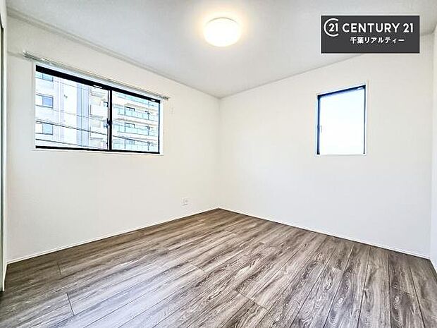 2面採光を確保した明るい室内は、風通しも良く、明るく大変居心地の良い空間となっております。リラックスして過ごせる心地の良いお部屋です!朝の目覚めがスッキリしますね!