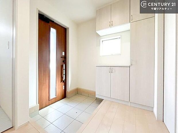 シューズボックス付きなので、玄関が片付きお掃除がしやすいです!スッキリした玄関で戸を開けた瞬間、清潔感のある心地いい空間が出迎えてくれます。