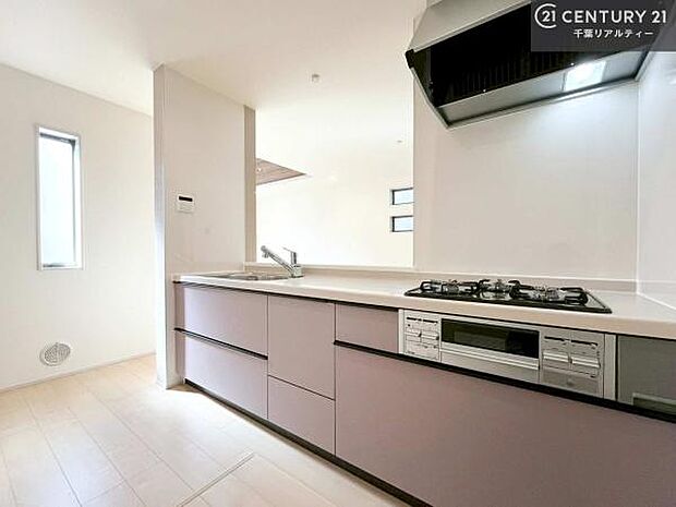 大人気の対面式システムキッチンを採用しています!ご家族のコミュニケーションが自然と増える設計です。お子様にも目が届くので嬉しいですね!広々使えて快適に作業が進みます。